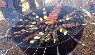 BBQコンロセットで肉を焼いている様子の写真
