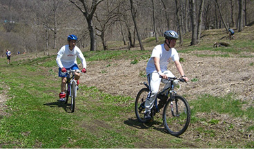 Run through the forest in the mountain bike_photo